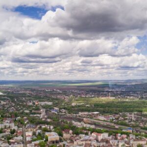 Mieszkanie w mieście i na wsi – gdzie jest naprawdę wygodnie?