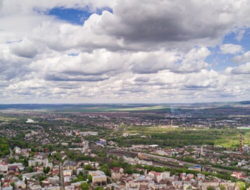 Mieszkanie w mieście i na wsi – gdzie jest naprawdę wygodnie?