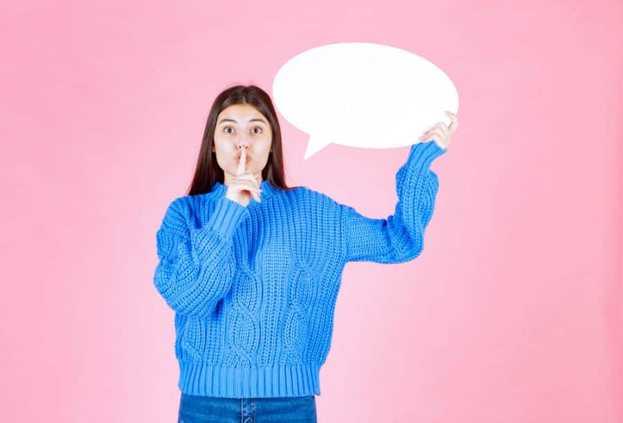 Trzymać coś w zanadrzu - o co chodzi