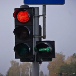 Zielona strzałka na skrzyżowaniu